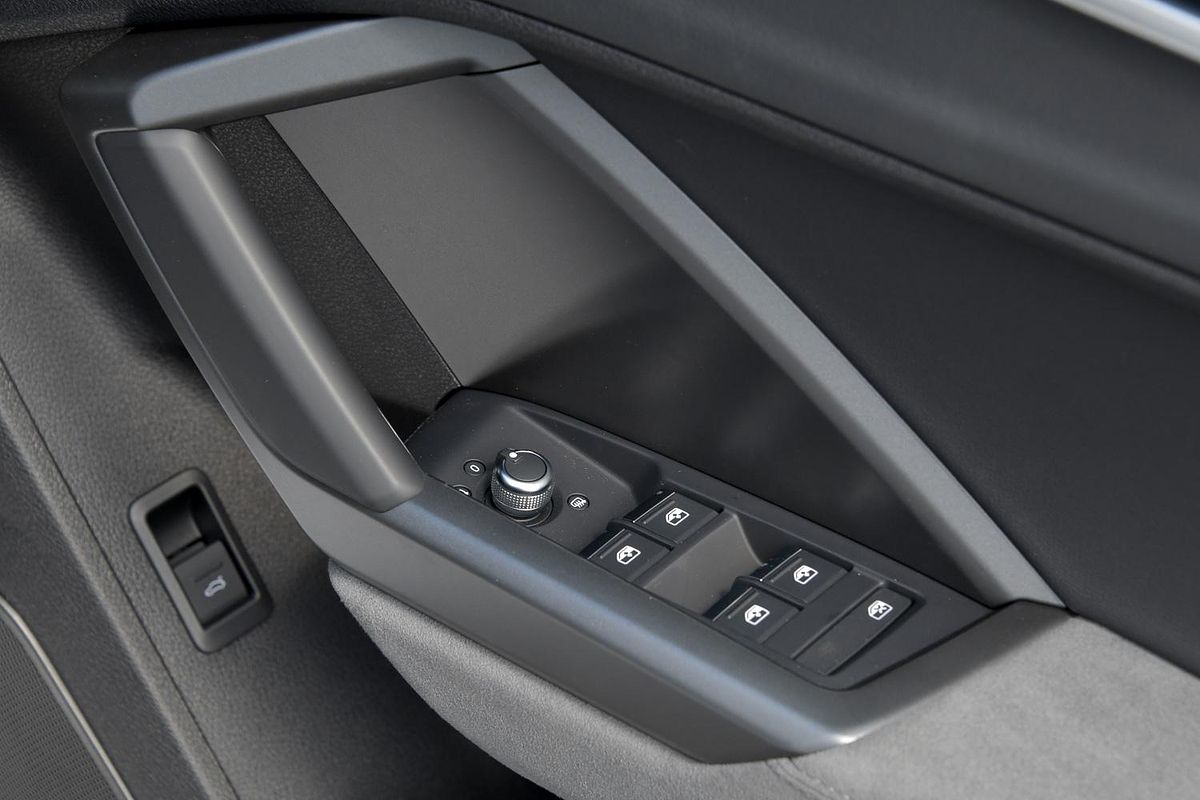 2024 Audi Q3 40 TFSI S line F3
