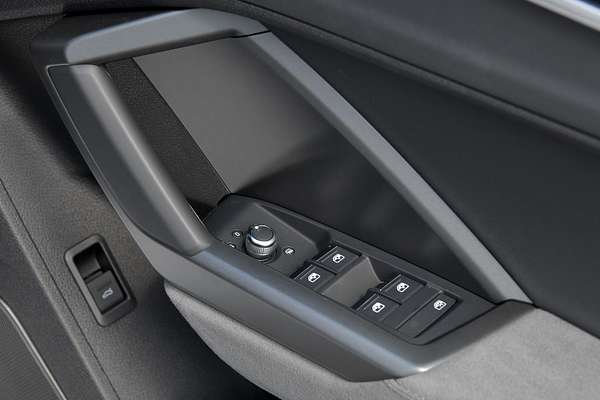 2024 Audi Q3 40 TFSI S line F3