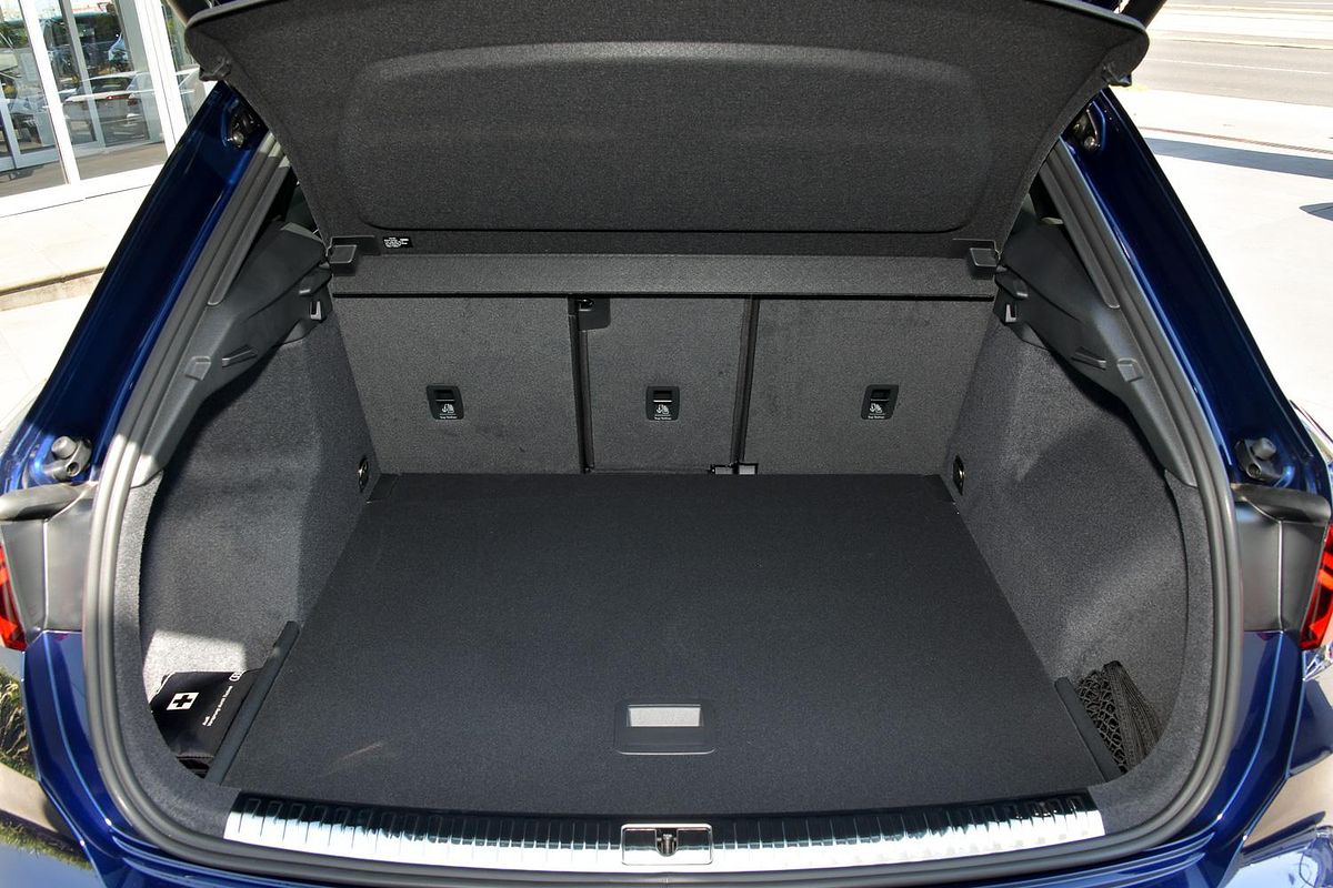 2024 Audi Q3 40 TFSI S line F3