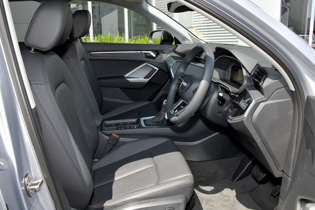 2024 Audi Q3 35 TFSI Dynamic Black F3