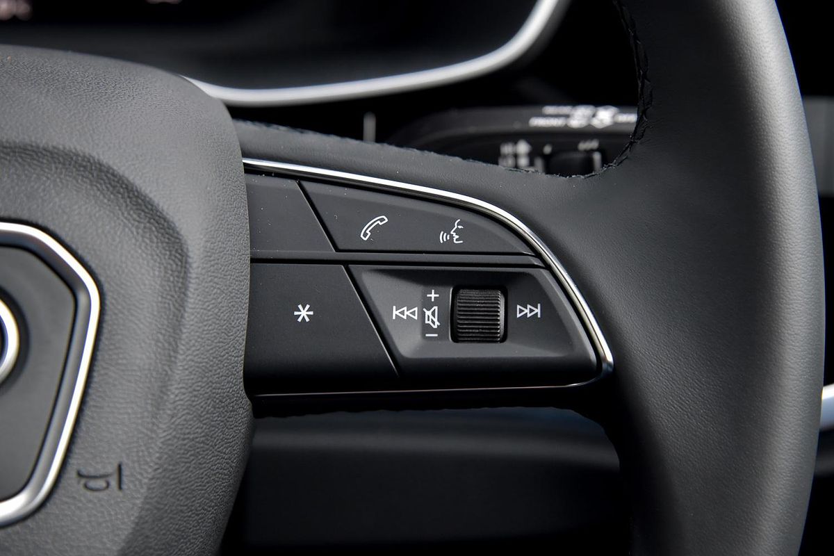 2024 Audi Q3 35 TFSI Dynamic Black F3