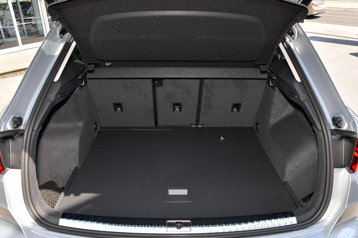 2024 Audi Q3 35 TFSI Dynamic Black F3