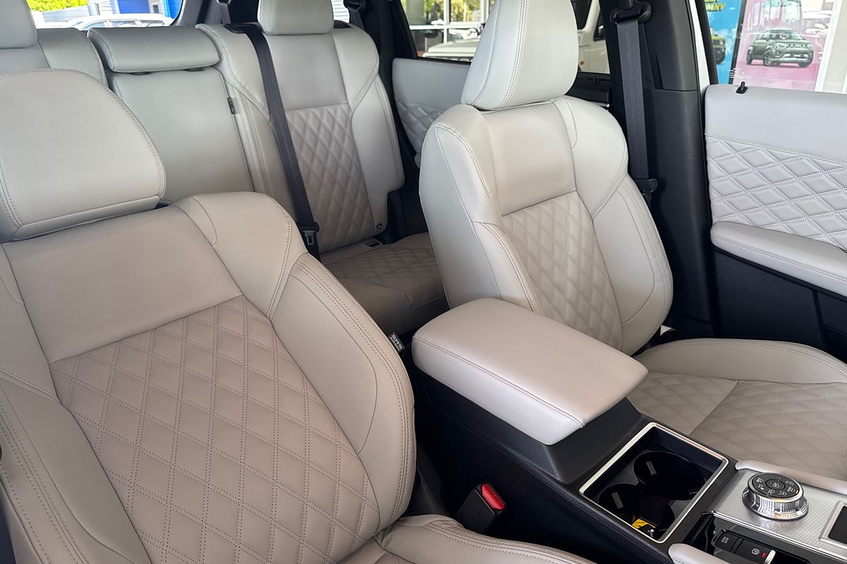 2024 Mitsubishi Outlander Exceed ZM