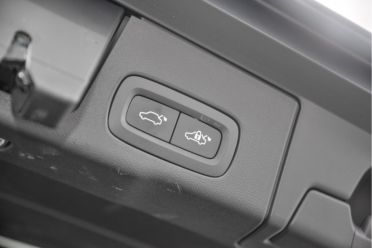 2023 Volvo XC60 Recharge Ultimate T8 Plug-In Hybrid