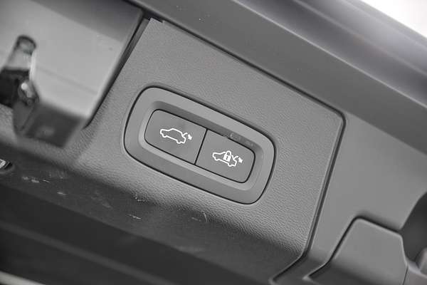 2023 Volvo XC60 Recharge Ultimate T8 Plug-In Hybrid