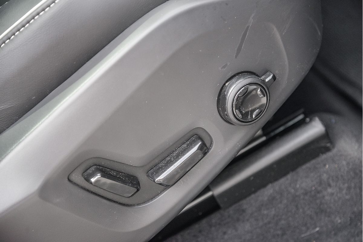 2023 Volvo XC60 Recharge Ultimate T8 Plug-In Hybrid