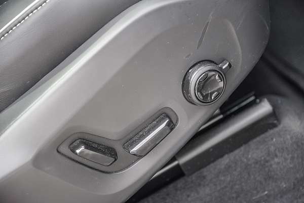 2023 Volvo XC60 Recharge Ultimate T8 Plug-In Hybrid