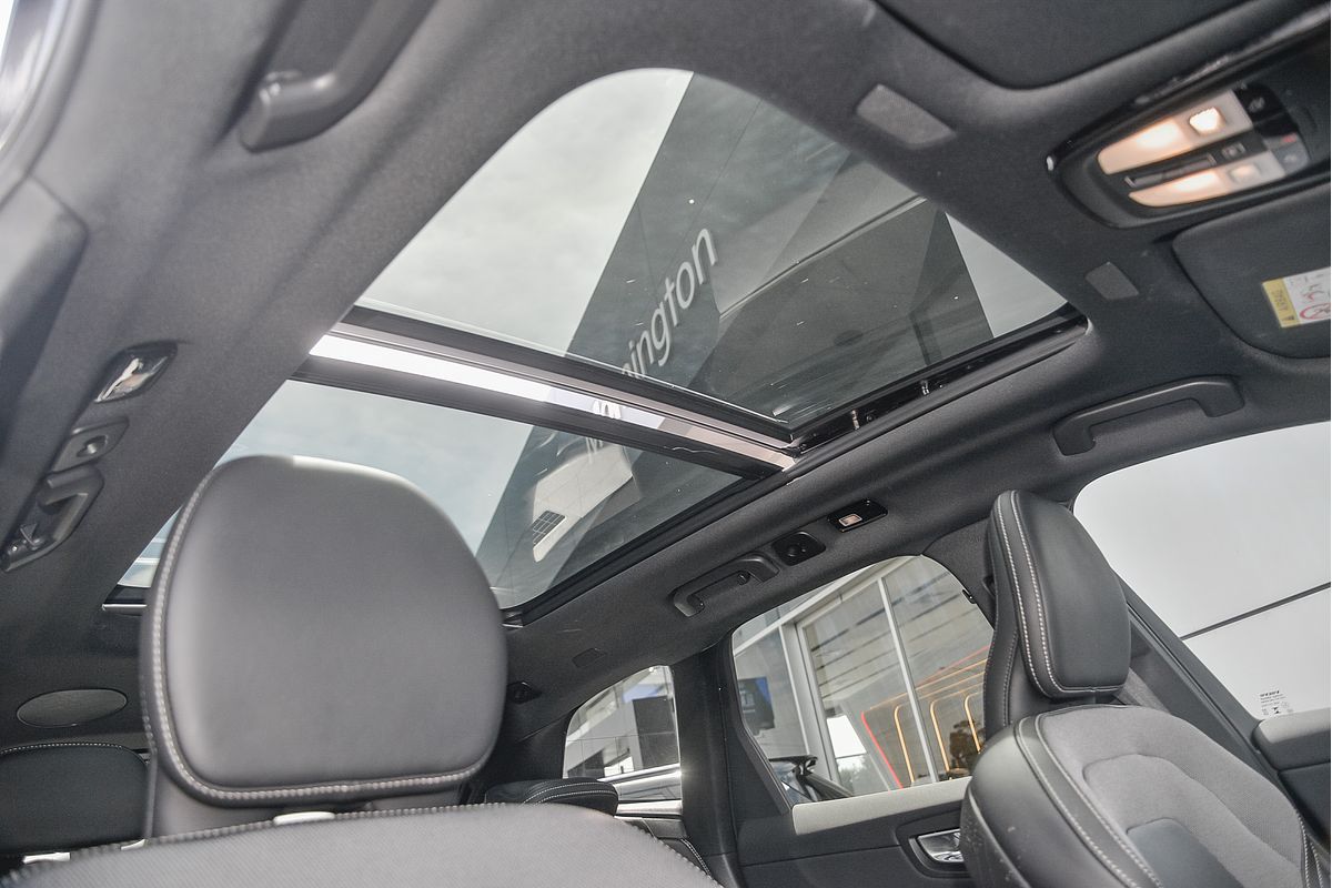 2023 Volvo XC60 Recharge Ultimate T8 Plug-In Hybrid