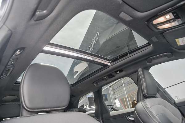 2023 Volvo XC60 Recharge Ultimate T8 Plug-In Hybrid