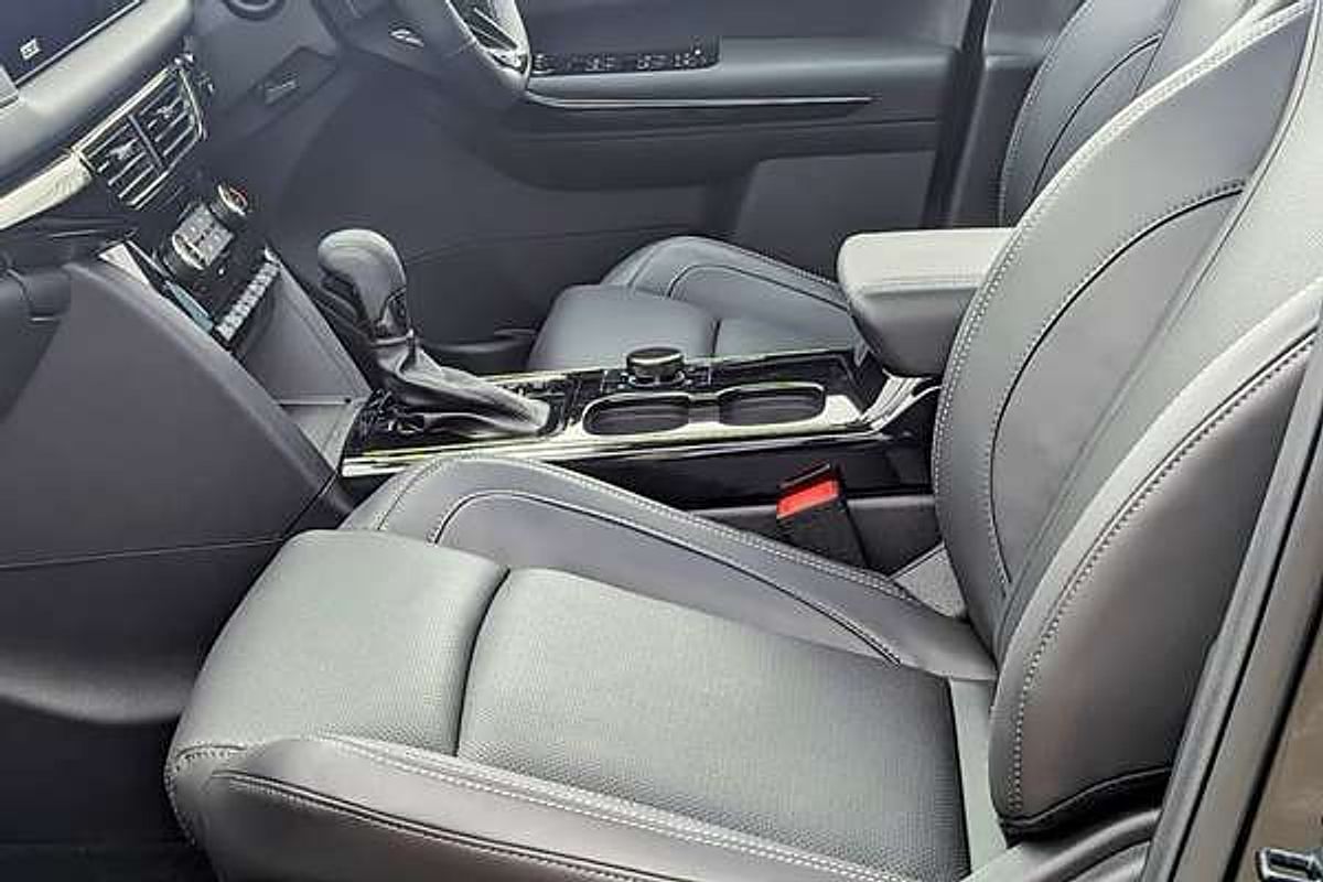 2024 Mahindra XUV700 AX7L Black Edition