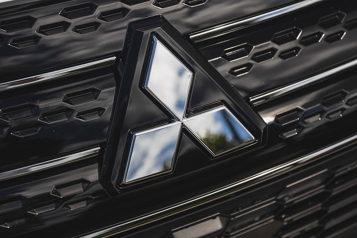 2024 Mitsubishi Outlander LS ZM