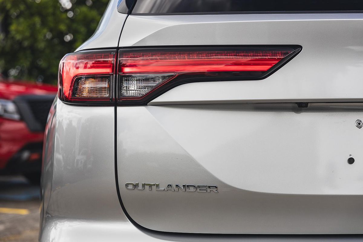 2024 Mitsubishi Outlander LS ZM