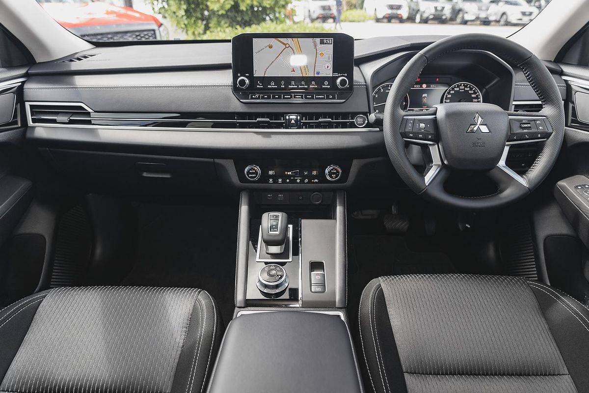 2024 Mitsubishi Outlander LS ZM