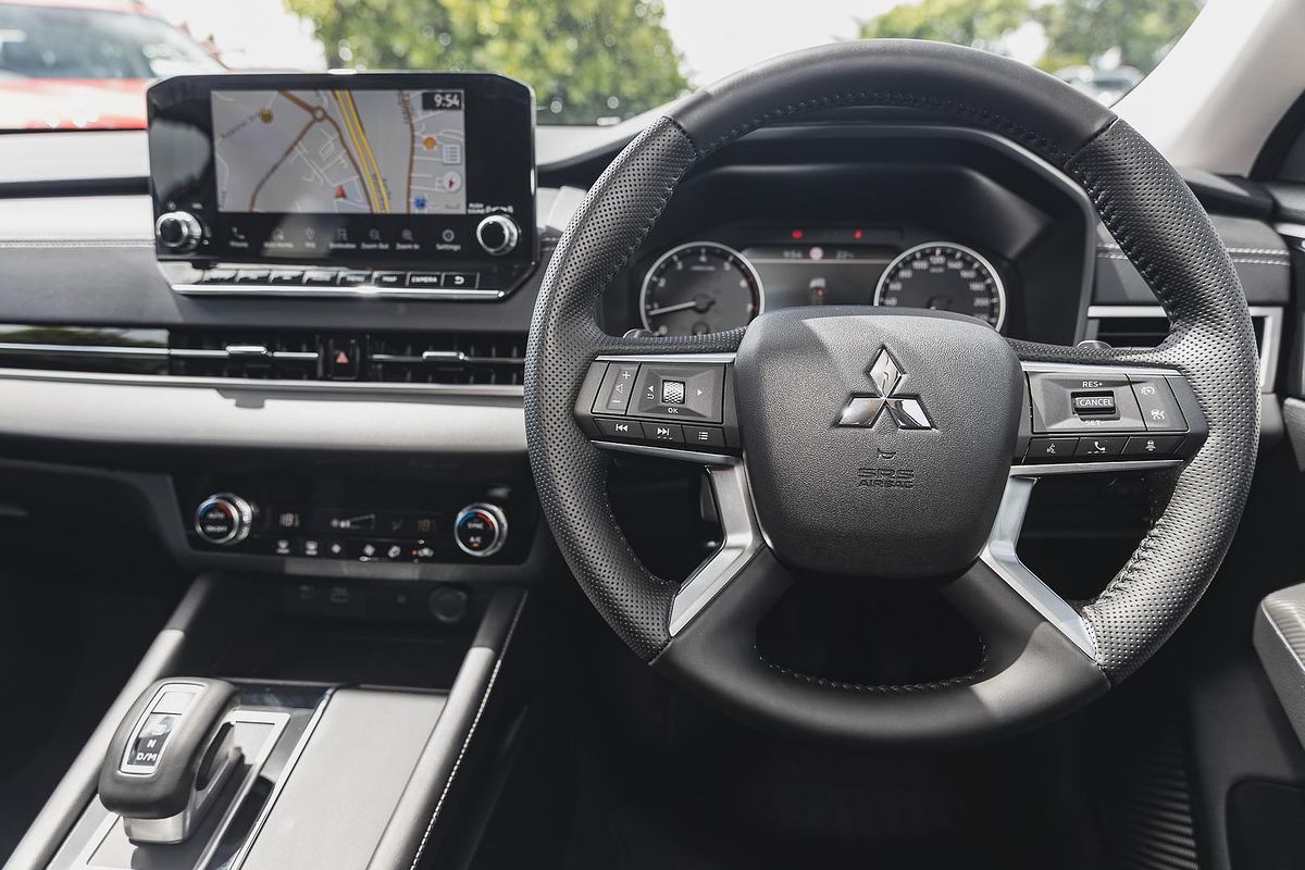 2024 Mitsubishi Outlander LS ZM