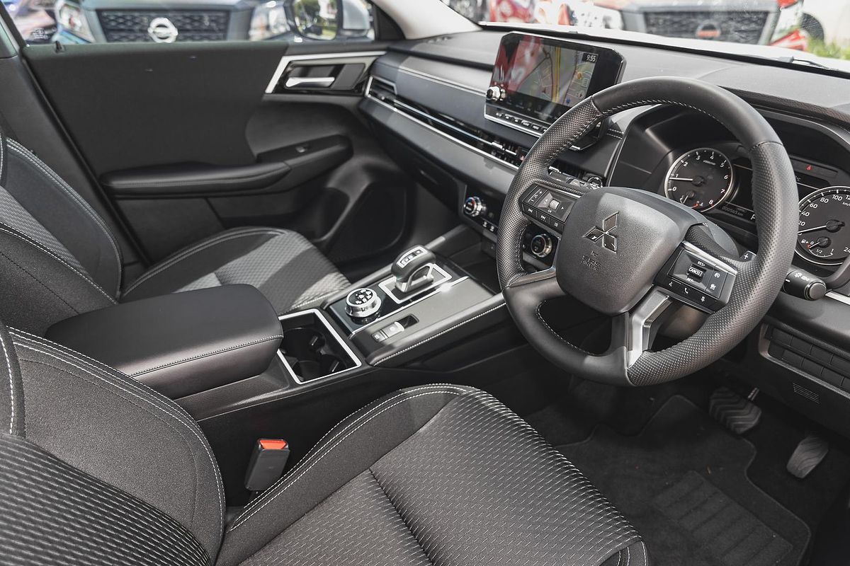 2024 Mitsubishi Outlander LS ZM