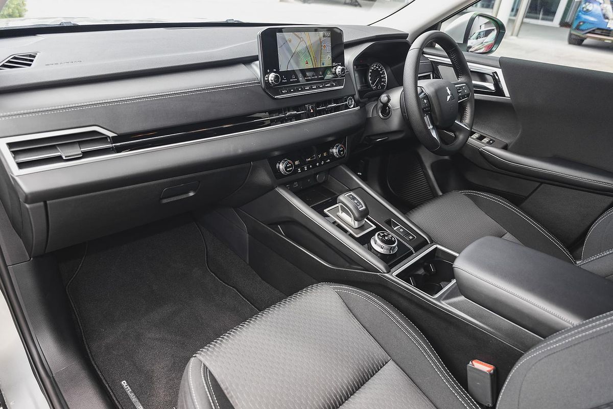 2024 Mitsubishi Outlander LS ZM