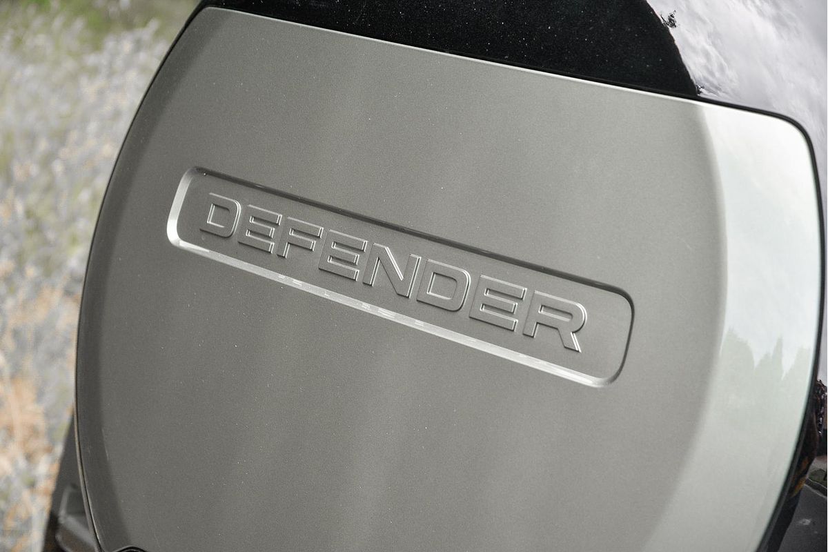 2024 Land Rover Defender 110 P400e X-Dynamic SE L663