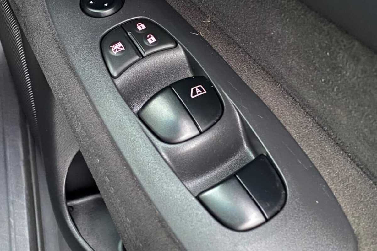 2014 Nissan PATHFINDER ST R52