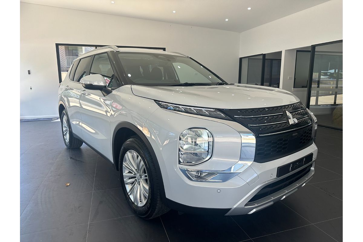 2024 Mitsubishi Outlander LS ZM