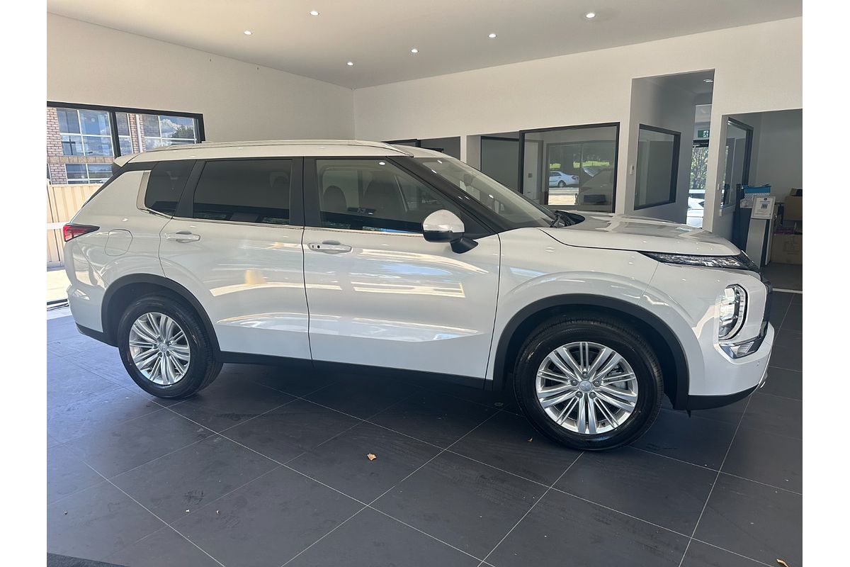 2024 Mitsubishi Outlander LS ZM