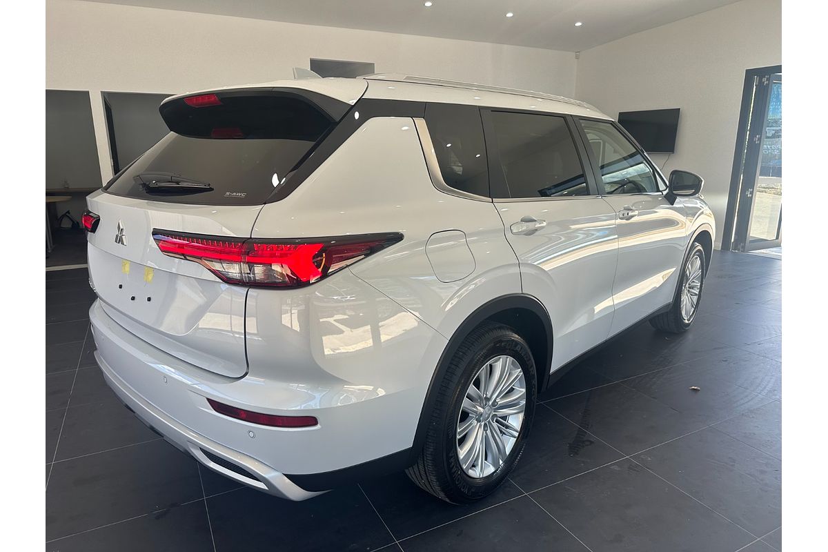 2024 Mitsubishi Outlander LS ZM
