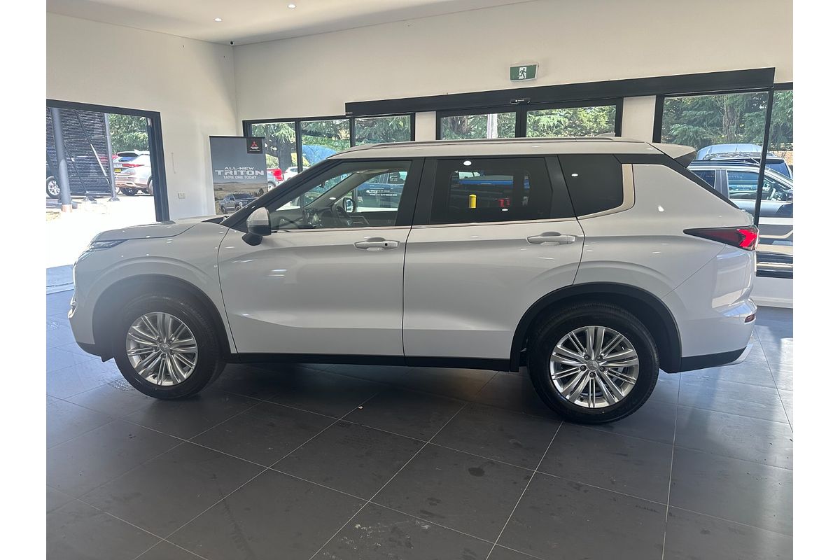 2024 Mitsubishi Outlander LS ZM