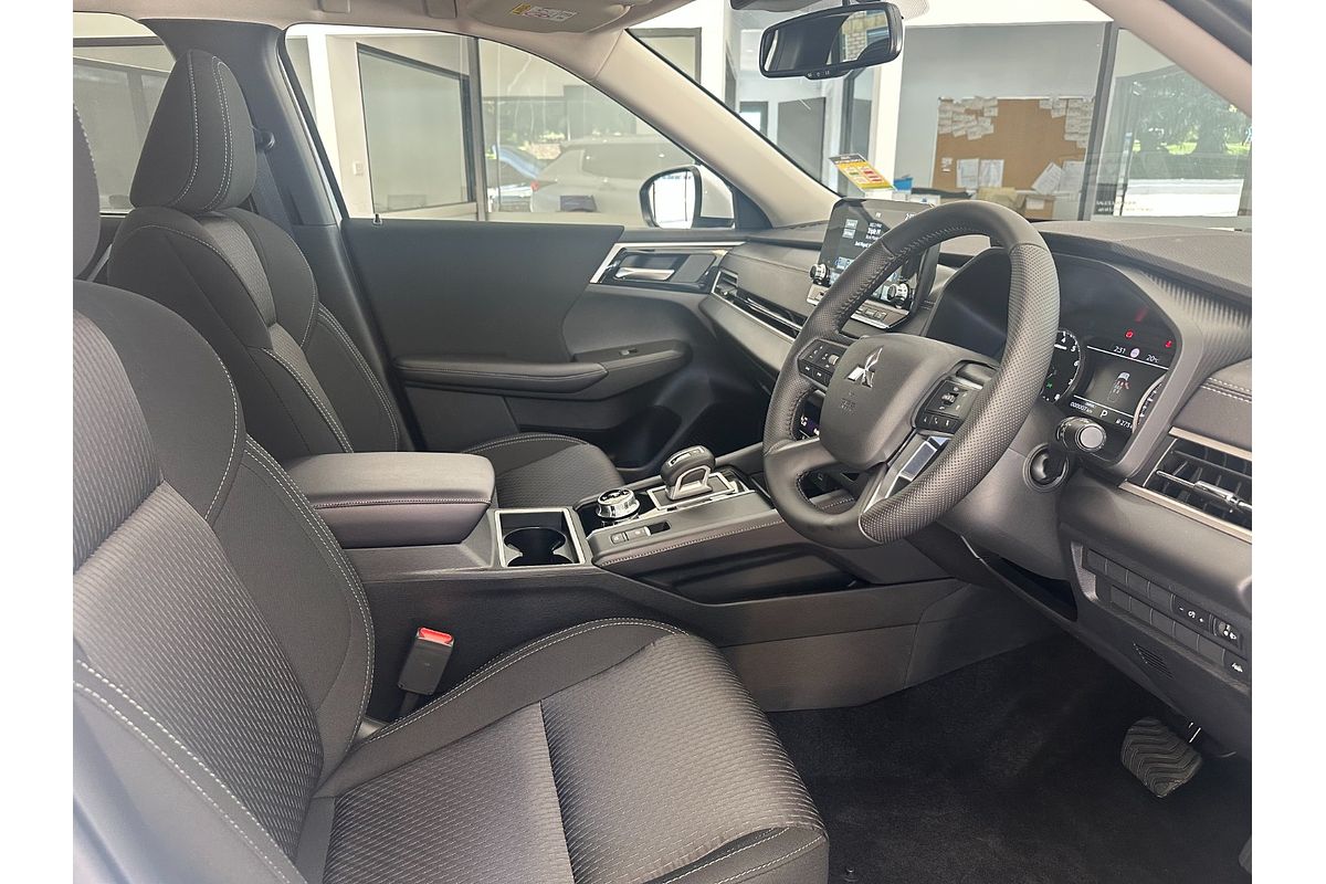 2024 Mitsubishi Outlander LS ZM