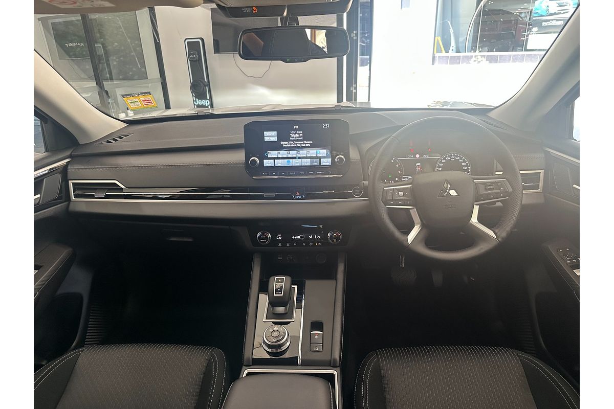 2024 Mitsubishi Outlander LS ZM