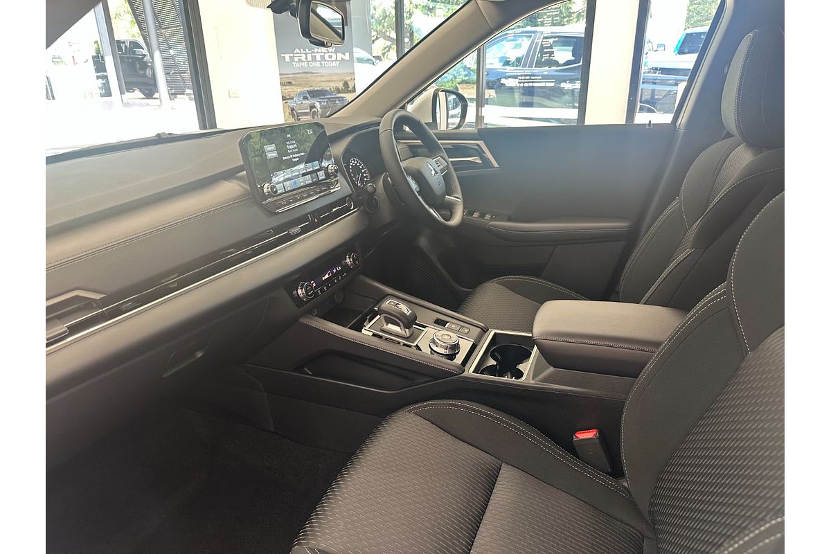 2024 Mitsubishi Outlander LS ZM
