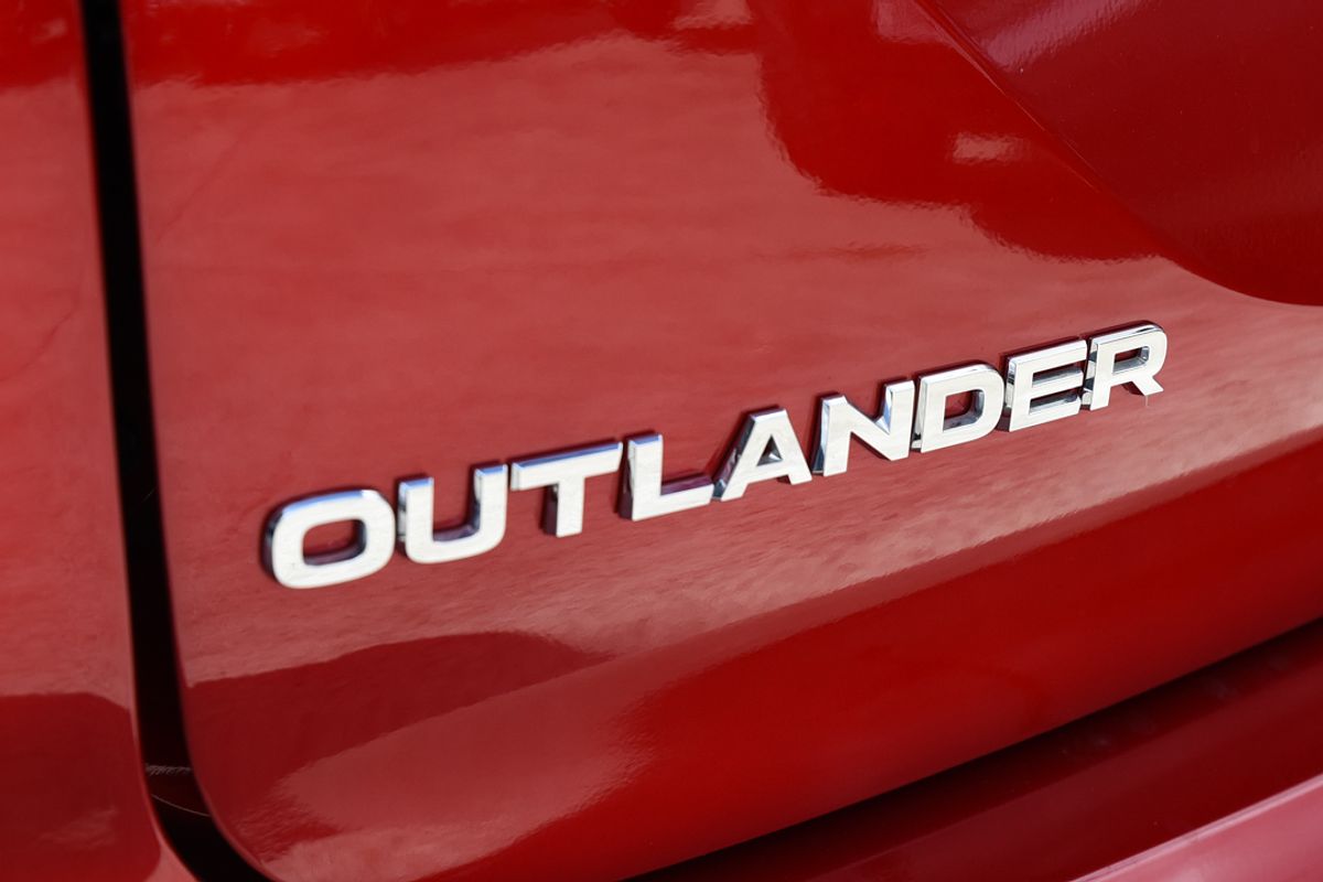 2024 Mitsubishi Outlander LS ZM