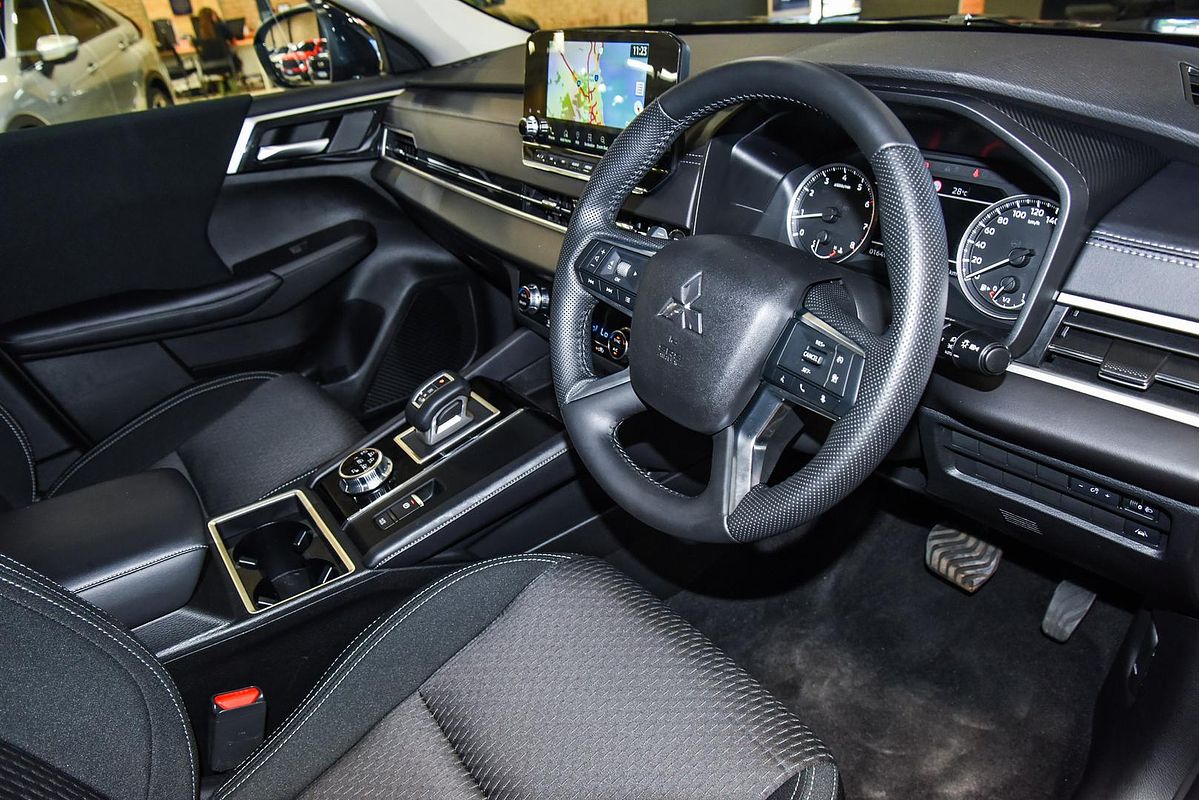 2024 Mitsubishi Outlander LS ZM