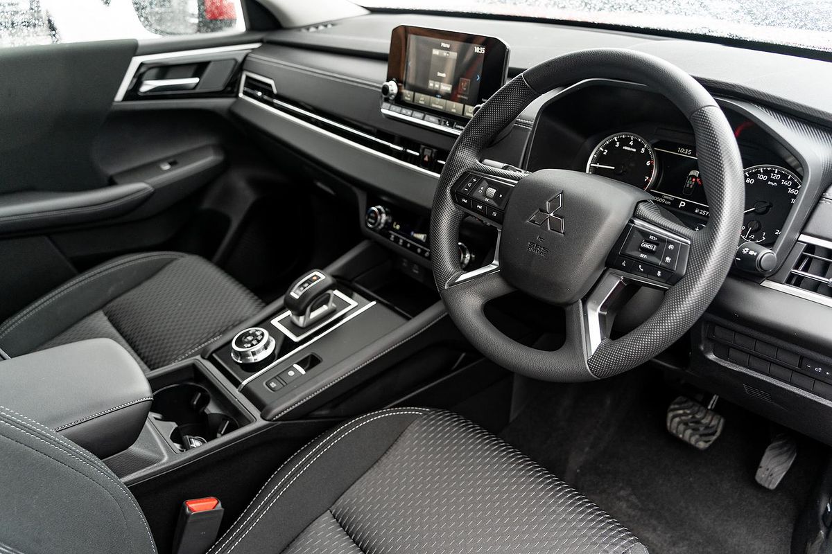 2024 Mitsubishi Outlander ES ZM