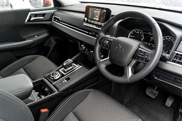 2024 Mitsubishi Outlander ES ZM