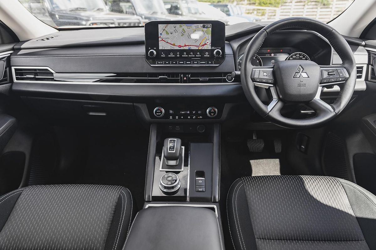 2024 Mitsubishi Outlander LS ZM
