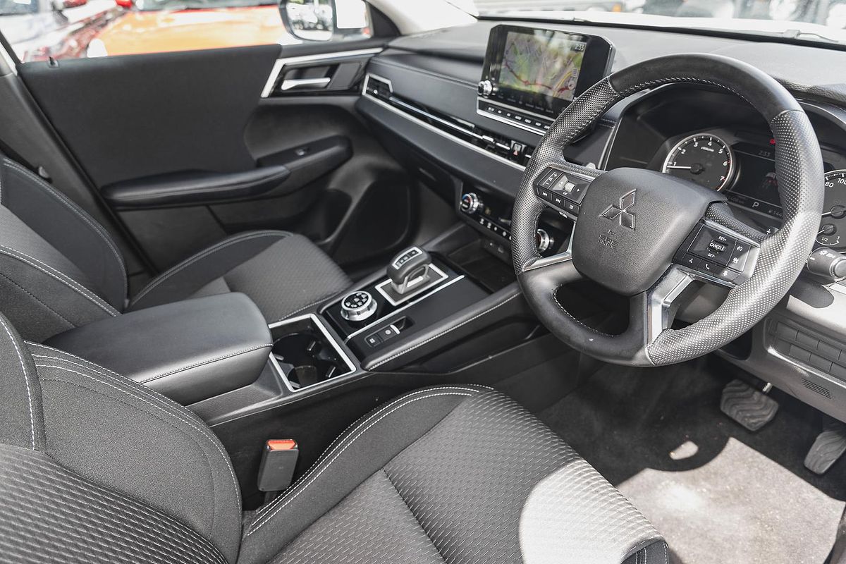 2024 Mitsubishi Outlander LS ZM