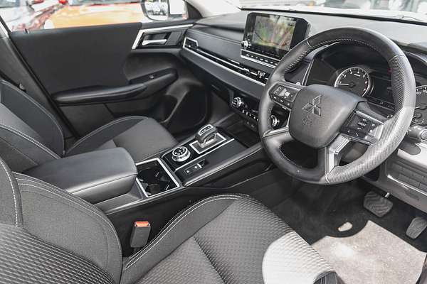 2024 Mitsubishi Outlander LS ZM