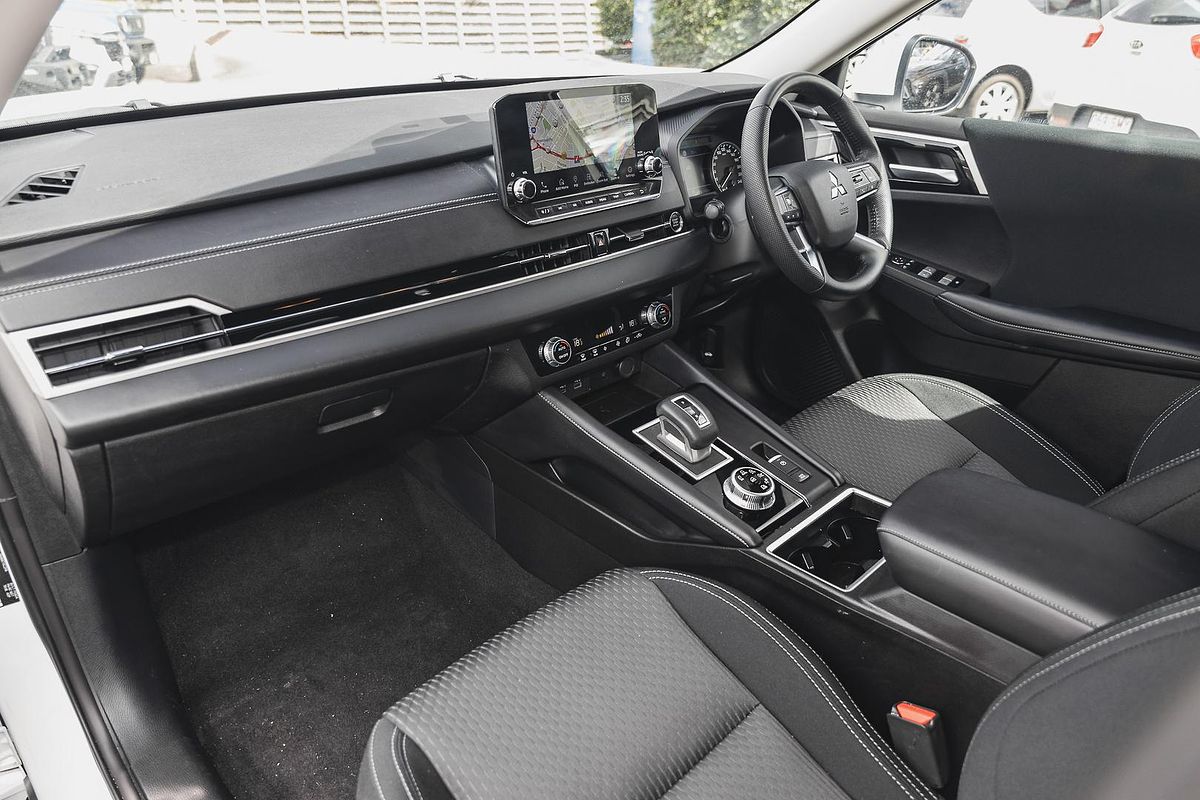 2024 Mitsubishi Outlander LS ZM
