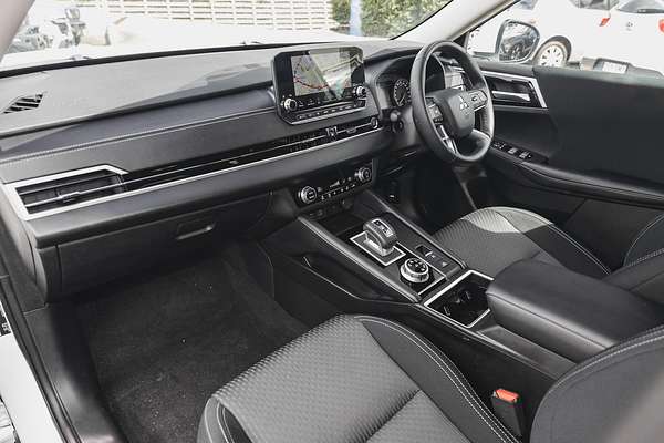 2024 Mitsubishi Outlander LS ZM