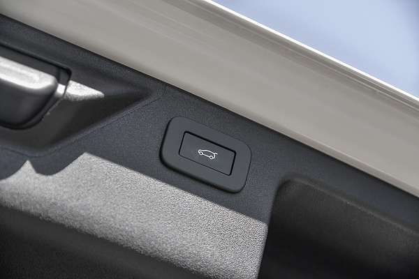 2024 Land Rover Discovery Sport P300e Dynamic SE L550