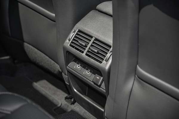 2024 Land Rover Discovery Sport P300e Dynamic SE L550