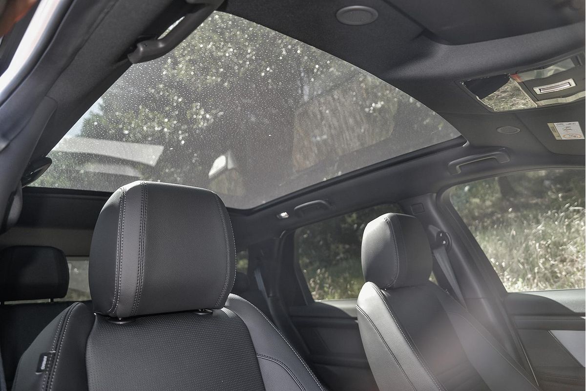 2024 Land Rover Discovery Sport P300e Dynamic SE L550