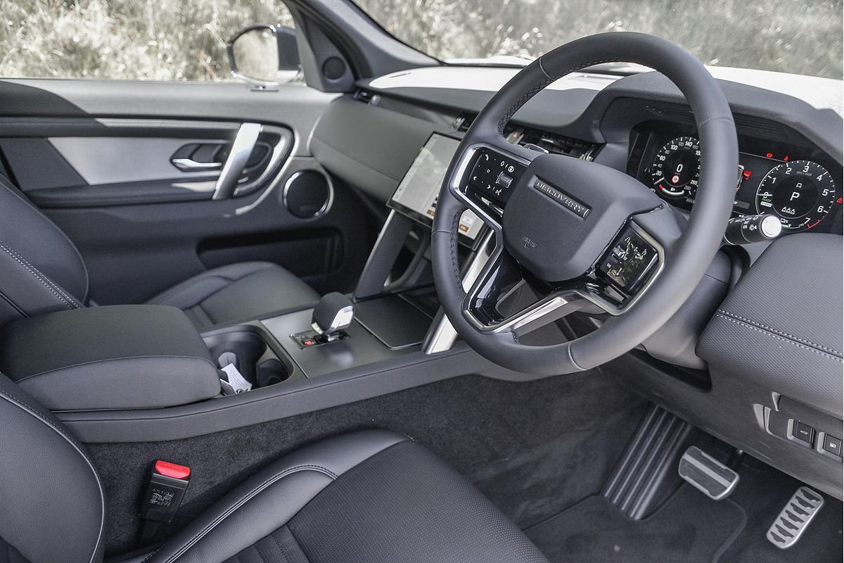 2024 Land Rover Discovery Sport P300e Dynamic SE L550