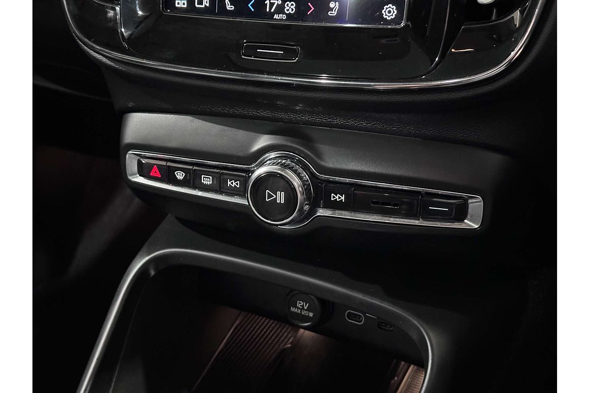 2022 Volvo XC40 Ultimate B4 Bright