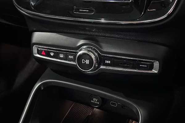 2022 Volvo XC40 Ultimate B4 Bright