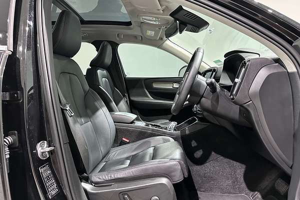 2022 Volvo XC40 Ultimate B4 Bright