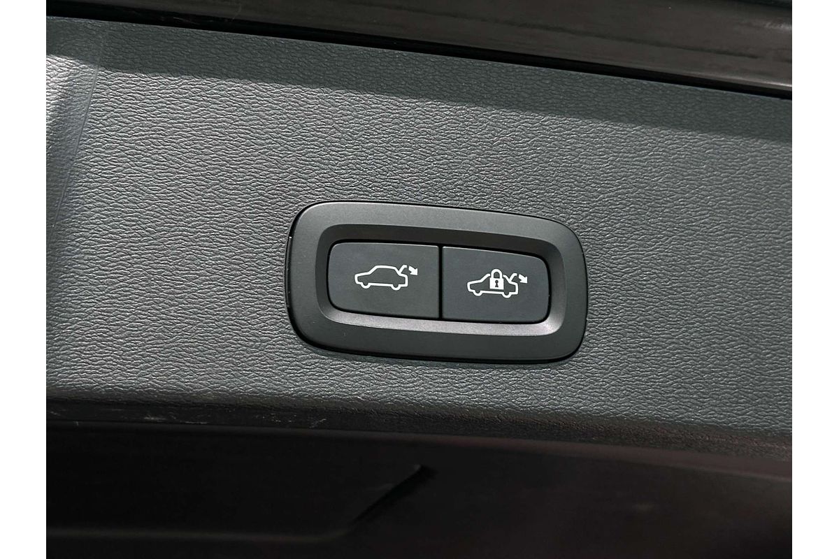 2022 Volvo XC40 Ultimate B4 Bright