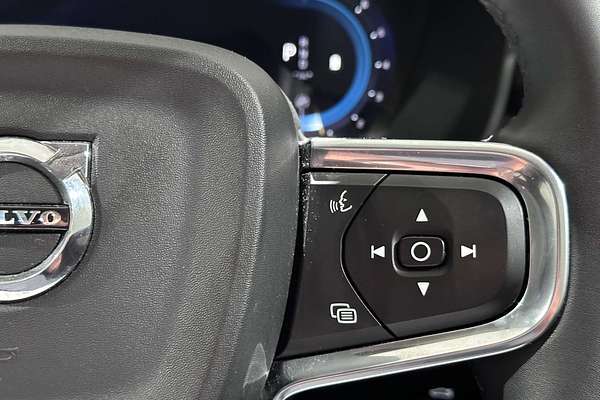 2022 Volvo XC40 Ultimate B4 Bright