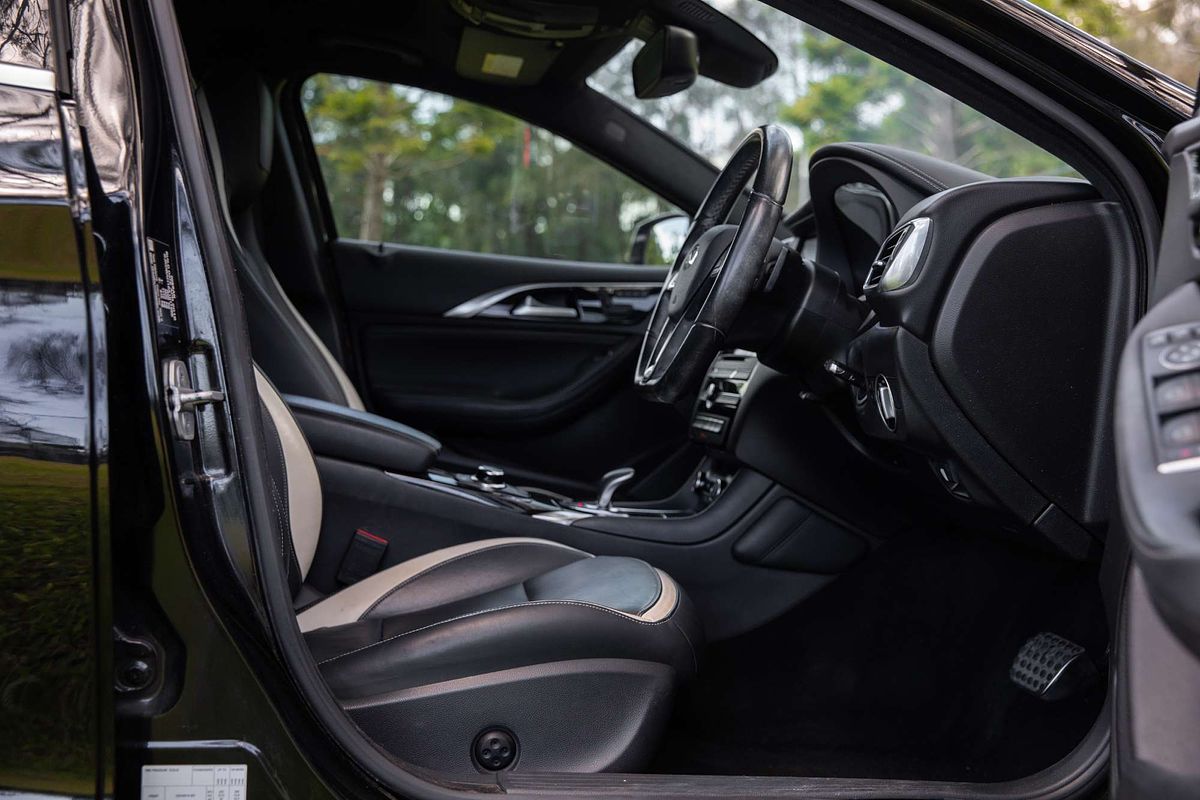 2017 INFINITI Q30 Sport Premium H15