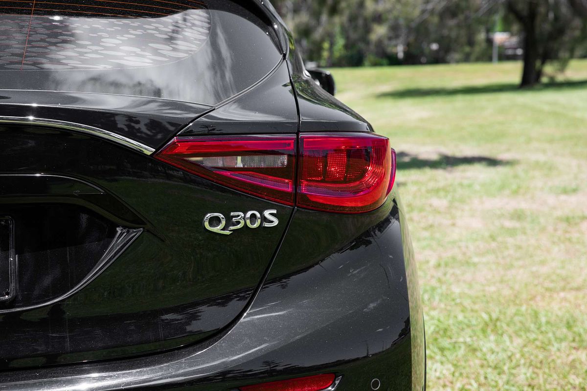 2017 INFINITI Q30 Sport Premium H15