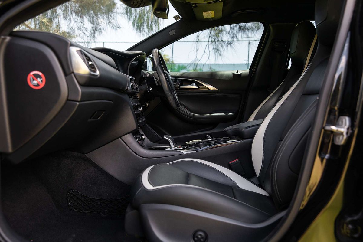 2017 INFINITI Q30 Sport Premium H15
